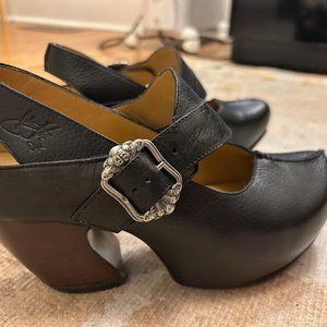 Fluevogs in mint condition *worn twice*. Prepares: Generator in black, Sze 8.5